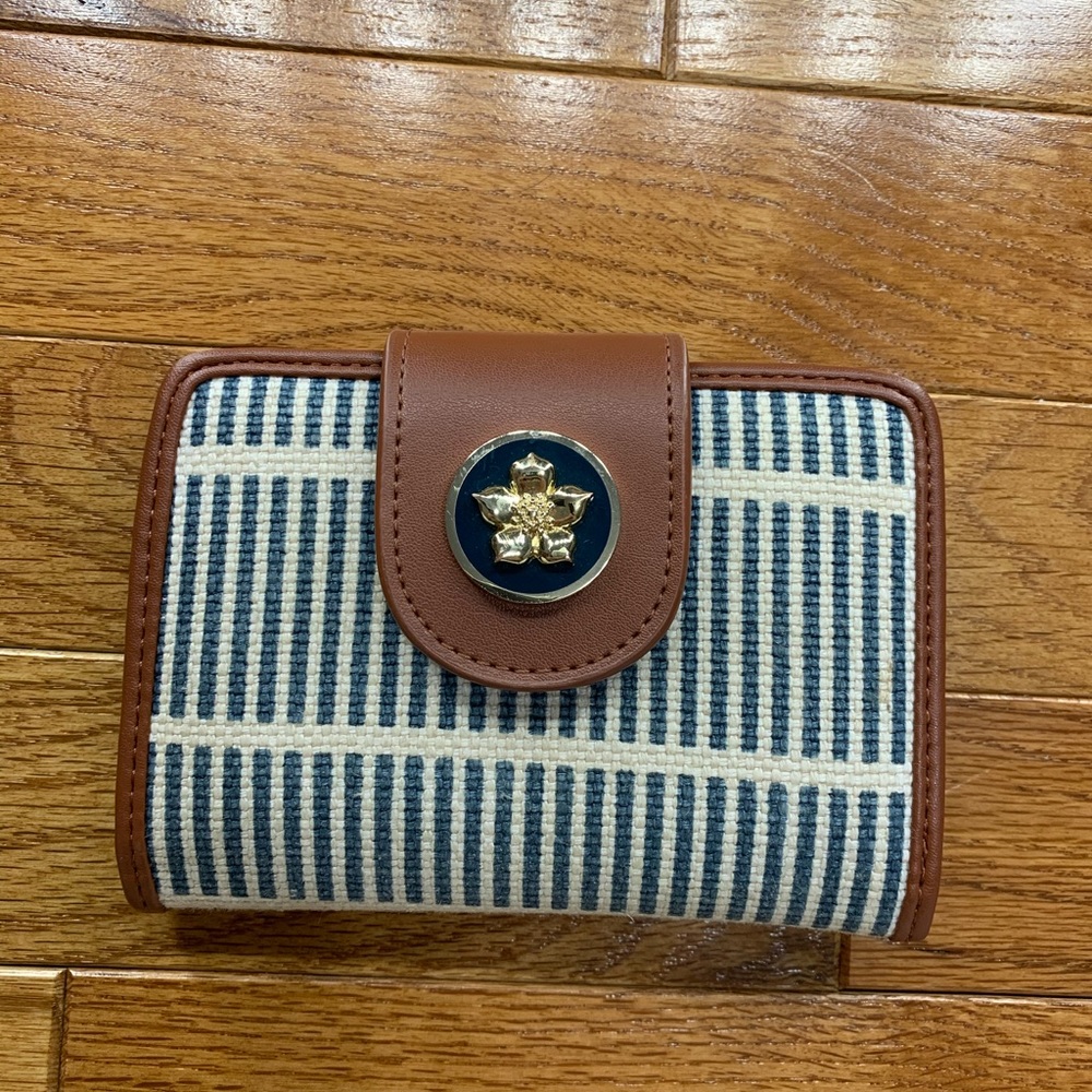 Spartina wallet with magnet snap